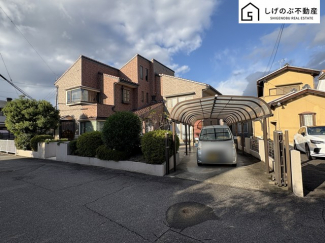 約106坪の広々とした敷地
家庭菜園やガーデンニングに最適なお庭があります
屋根裏収納あり
角地