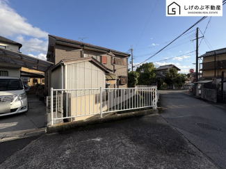 約106坪の広々とした敷地
家庭菜園やガーデンニングに最適なお庭があります
屋根裏収納あり
角地