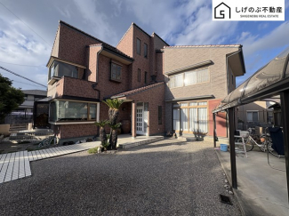 約106坪の広々とした敷地
家庭菜園やガーデンニングに最適なお庭があります
屋根裏収納あり
角地