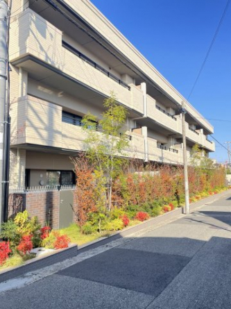 落ち着いた雰囲気の総タイル張り、低層レジデンス♪