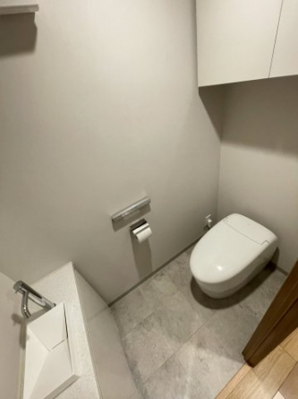 自動開閉付きトイレ♪手洗いカウンターも完備♪