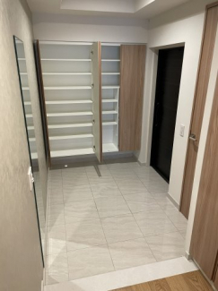 シューズインクローゼットも完備しており、とても広い玄関です♪