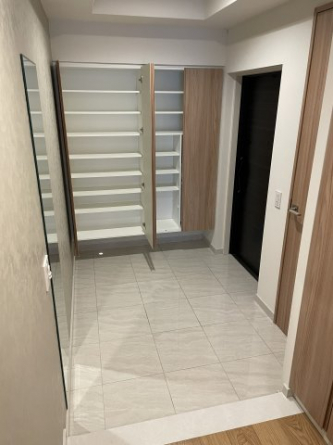 シューズインクローゼットも完備しており、とても広い玄関です♪