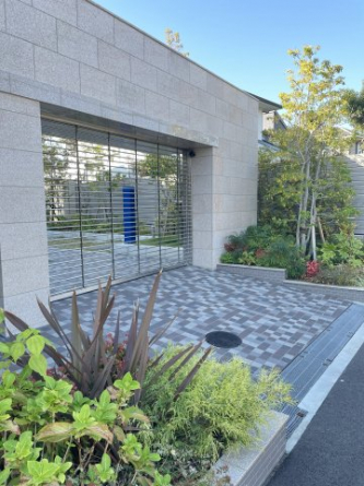 シャッター付きの平面駐車場なので、お車のセキュリティも安心です♪