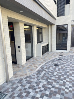 駐車場側にもサブエントランスがあり、車寄せとしてお使い頂けます♪