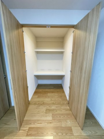 約1.3帖の大型納戸を完備♪