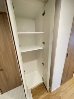 廊下にも収納完備しており、収納量が豊富です!!