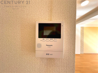 訪問者が来たときにテレビ画面で確認できるため、安心してドアを開けられます。録画機能があるものもあり、留守中に来訪者を記録しておくことができます。利便性が高く、セキュリティ面でも安心です。