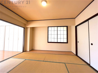 リビング横の和室スペースはリビングと続きで利用してもデザイン性のとれる洋風和室になります。やっぱり一室は欲しい和室は客間や小さなお子様の寝かせ付けなどにも便利です。