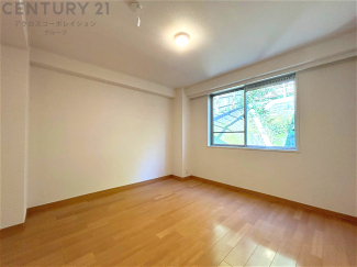 子供部屋…創造性や成長を促す遊びの空間を提供。学習や趣味に集中できる環境を整えます。個別のプライベートスペースは自己表現と自立心を育み、心地よい睡眠環境を整えリラックスできる場所を提供。