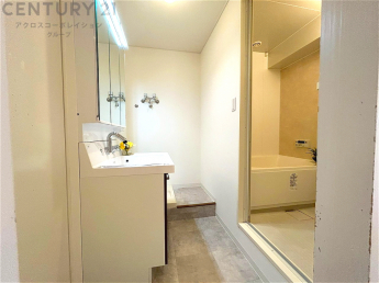 衣服の収納や脱ぎ着や整理整頓がしやすく、湿った衣類を乾燥させるスペースがありカビや臭いの発生を防ぎます。床の汚れを他の部屋に持ち込まず清潔を保つことができます。また快適な入浴環境の整備にも役立ちます。