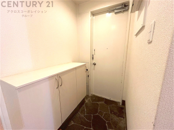 大きな玄関収納付きの玄関です　家族皆様の履物をしっかり収納できます
