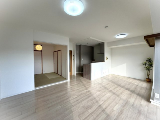 バルコニーに面した16.2帖の広々ＬＤＫ。和室が続きます♪