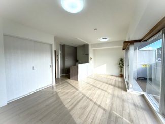 南面がガラスになった開放感のある空間。リビング拡張、クロス・床貼替しました♪