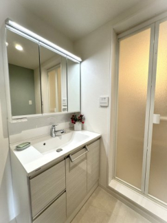 Panasonic　C-lineに新規交換しました♪三面鏡タイプのシャワードレッサー。キャビネットは一部引出式です♪　