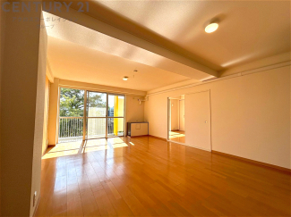 リビングダイニングは家族や友人とのコミュニケーションを楽しむ場所でくつろぎながら食事や会話を楽しめ、多目的に利用できリラックスできる空間です。家庭内の中心として機能し、快適な生活をサポートします。