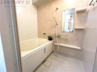 ユニットバスは省スペースでありながら、シンプルな設計と使いやすさを備え、簡便なメンテナンスが可能です。またミラー・小物置き場もあり便利です。