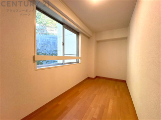 明るい色合いのフローリングとクロスを使用した洋室は家具やインテリアとも調和しやすく空間が広く感じられ開放感を生み出します。自然光を効果的に反射し、室内を明るく保つため、日中の照明使用を抑えられます。