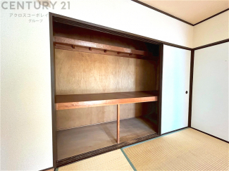 押入れは季節の衣類、寝具などを収納できます。伝統的な美しさと実用性が融合し、収納物を保護する調湿・換気効果があります。使い方によっては書類や小物なども効果的に整理でき空間を有効活用できます。