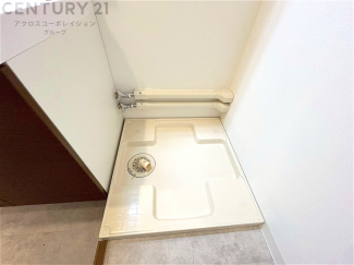 洗濯物の仕分け作業がしやすく、整理整頓が容易になります。洗濯音や湿気を他の部屋に持ち込まず、生活環境を快適に保ちます。上部を活用すれば収納スペースを確保でき洗剤や洗濯用品の整理もしやすくなります。