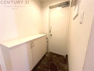 大きな玄関収納付きの玄関です　家族皆様の履物をしっかり収納できます
