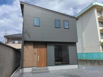 黒を基調とした落ち着きのあるデザインです！