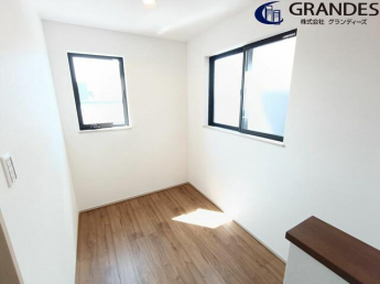 ２Ｆフリースペースです。こちらで洗濯物を干せます！