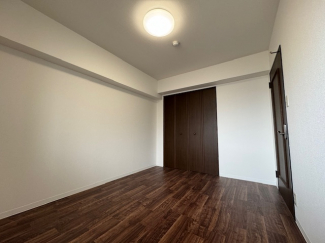 コンパクトで使いやすい洋室です