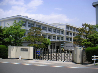 松山市立潮見小学校まで356m