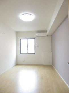 明るい色調の室内です