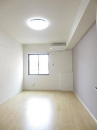 明るい色調の室内です