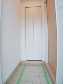 収納もある玄関です