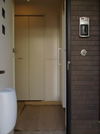 落ち着いた玄関です