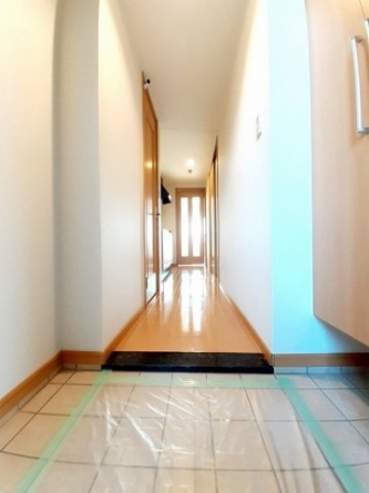 収納もある玄関です