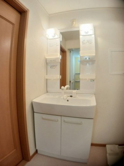 ゆったりとスペースのある洗面所