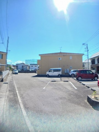 車をお持ちの方に嬉しい駐車場付きの物件です