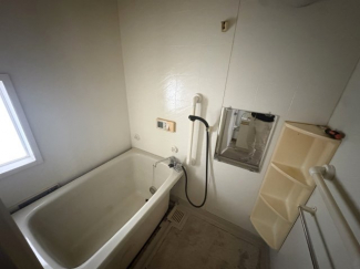 お風呂は窓付きで換気もバッチリ♪