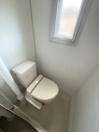 トイレは窓付きで換気もバッチリ♪