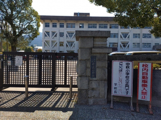 中萩小学校まで192m