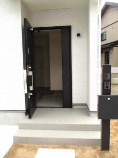 落ち着いた雰囲気の玄関です