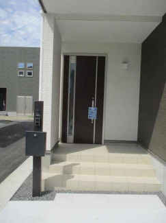 落ち着いた雰囲気の玄関です