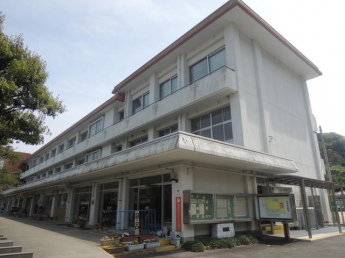 八幡浜市立松蔭小学校まで196m