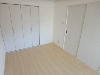 明るい光が射し込む陽だまり空間