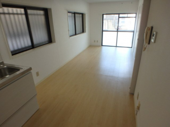 大きな窓からたっぷりの陽射しが射し込む