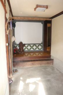 広い玄関があり、シューズボックスなどを設置することもできます。