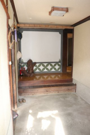 広い玄関があり、シューズボックスなどを設置することもできます。