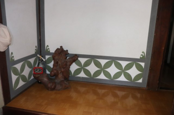 おしゃれな模様がはいった壁が玄関入って正面にあります。