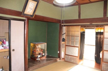 １階南側和室です。窓を開けると明るい日差しが入ります。