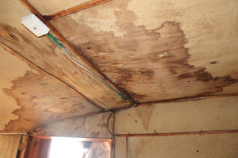 2階南側の洋室（母屋２階）は、雨漏りがあります。