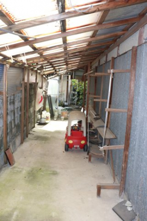 建物東側には屋根付きの物置き場があります。